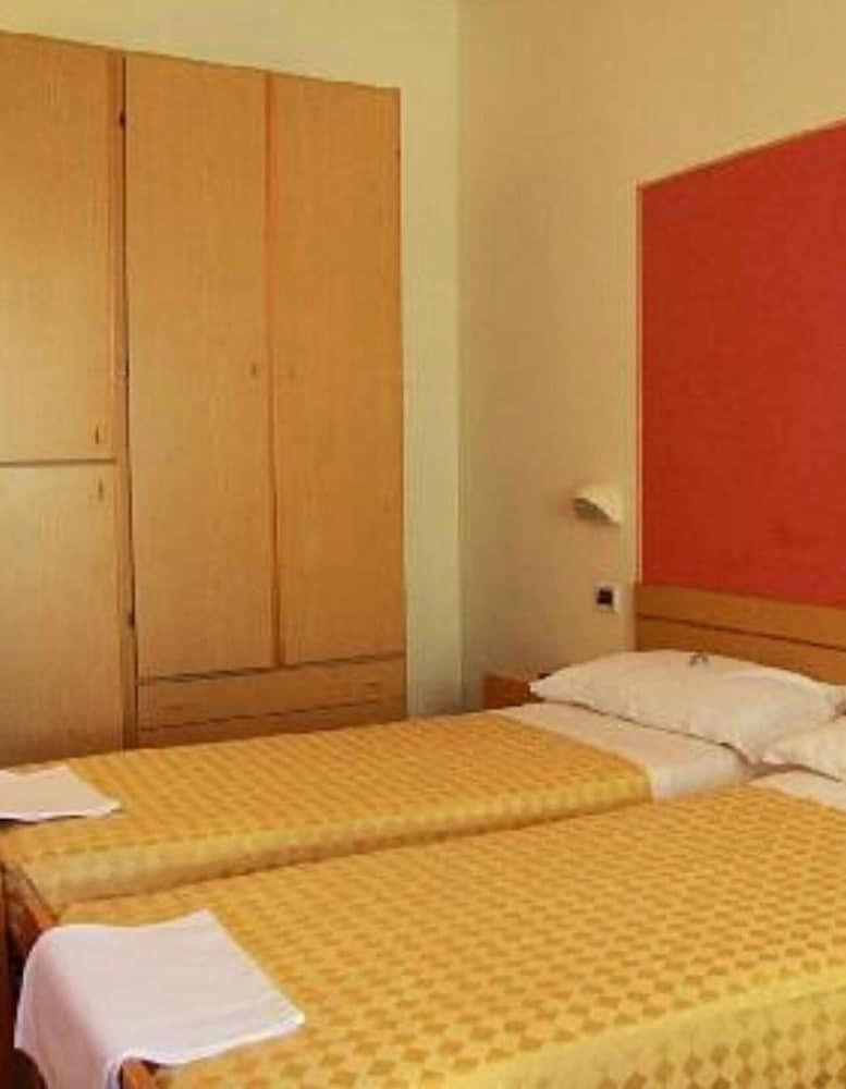 Hotel Losanna リミニ エクステリア 写真