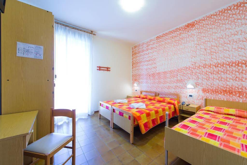 Hotel Losanna リミニ エクステリア 写真